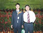 华南农大经管学院院长罗必良教授和土大妈总经理合影