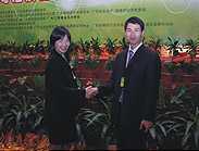 美国驻中国农业总代表和土大妈总经理合影