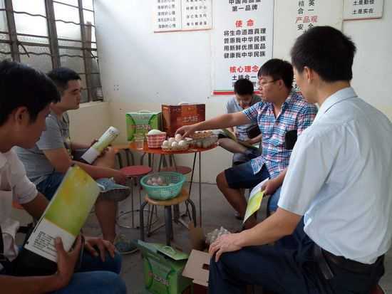 石老板与其同事到鸡蛋供应商土大妈公司提货