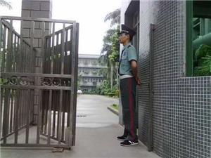 鸡蛋供应商拍小区保安在认真站岗图片