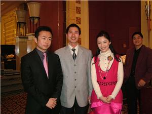 广东卫视知名主播王鹏与土大妈蔡总亲切交谈